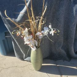 LIGHT WEIGHT VASE W/ FAKE FLOWERS  (LIGHT DOESN'T WORK) 43" TALL 