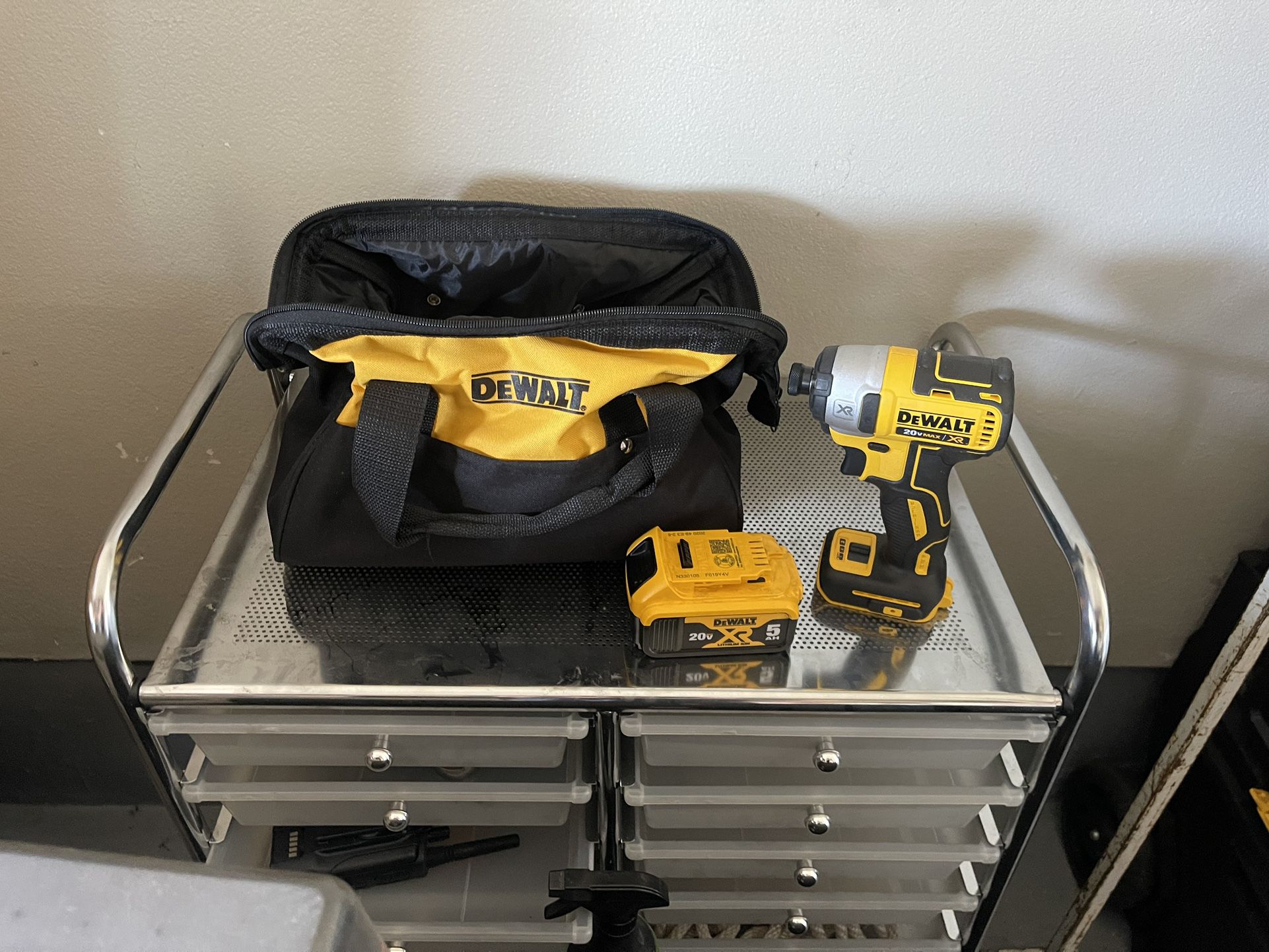 New Dewalt 1/4 Compact Drill 20v With 5.0 Battery And Bag