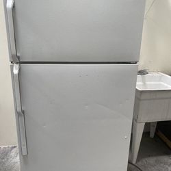 Ge White Refrigerater With Freezer  Good Working Condition