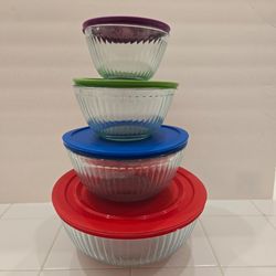 Ribbed Pyrex mixing bowls with lids
