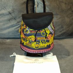 NWOT RARE GIANNI VERSACE BAROQUE MULTICOLOR BAROQUE DRAWSTRING BACKPACK WITH GOLD CHARM & GOLD TONE HARDWARE & CHAIN LINK & LEATHER STRAPS 