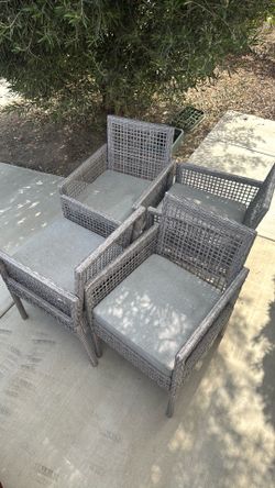4 outdoor wicker chairs with cushions