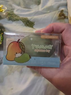 Crunchy squishy Mango toy color changes heat activated