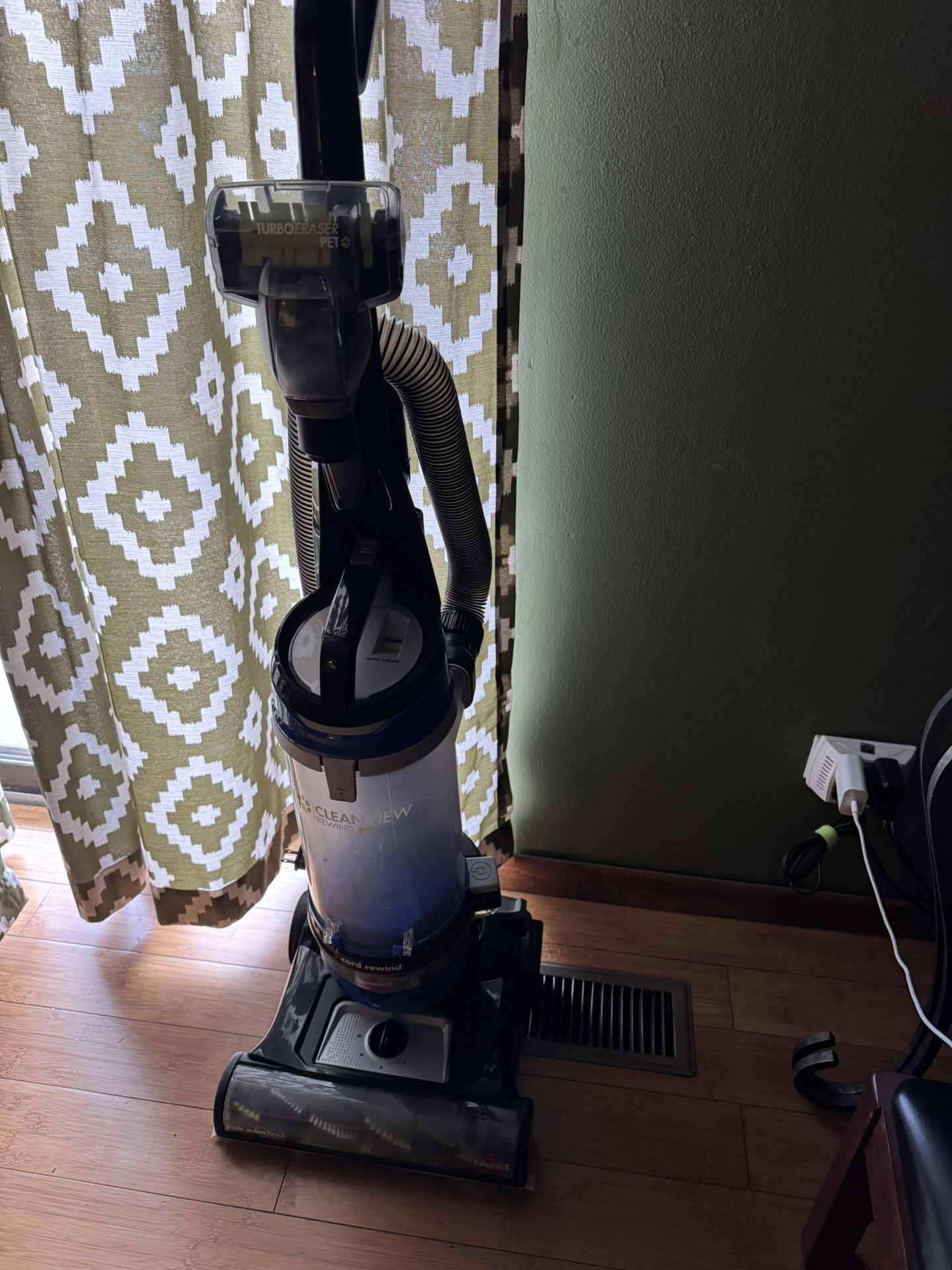 Vacuum Bissell Like New No Damage 