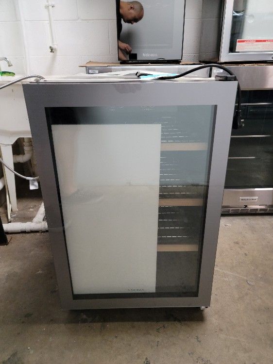 🚨 New Insignia - 130-Can Beverage Cooler - Silver NS-BC130GP1