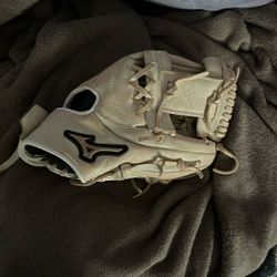 Mizuno 11.75 Glove