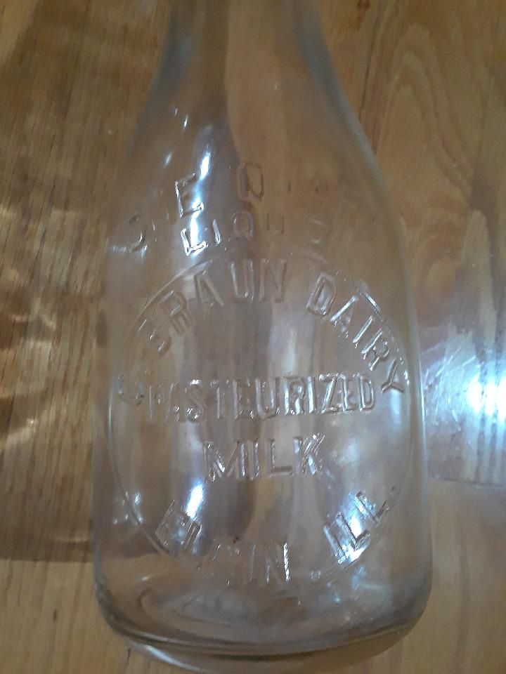 Vintage Milk Bottle. BRAUN DAIRY ELGIN ILLINOIS.
