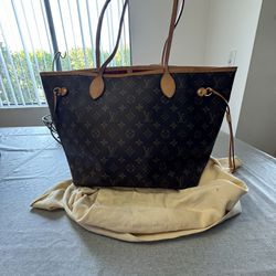 Louis Vuitton Woman’s Purse / Handbag