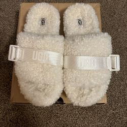 UGG SLIPPERS - Size 8