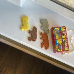  Barnum’s Circus Animal Crackers Box  & Animals Refrigerator Magnets 