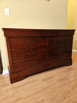 Clean and Nice 6 Drawer Dresser.