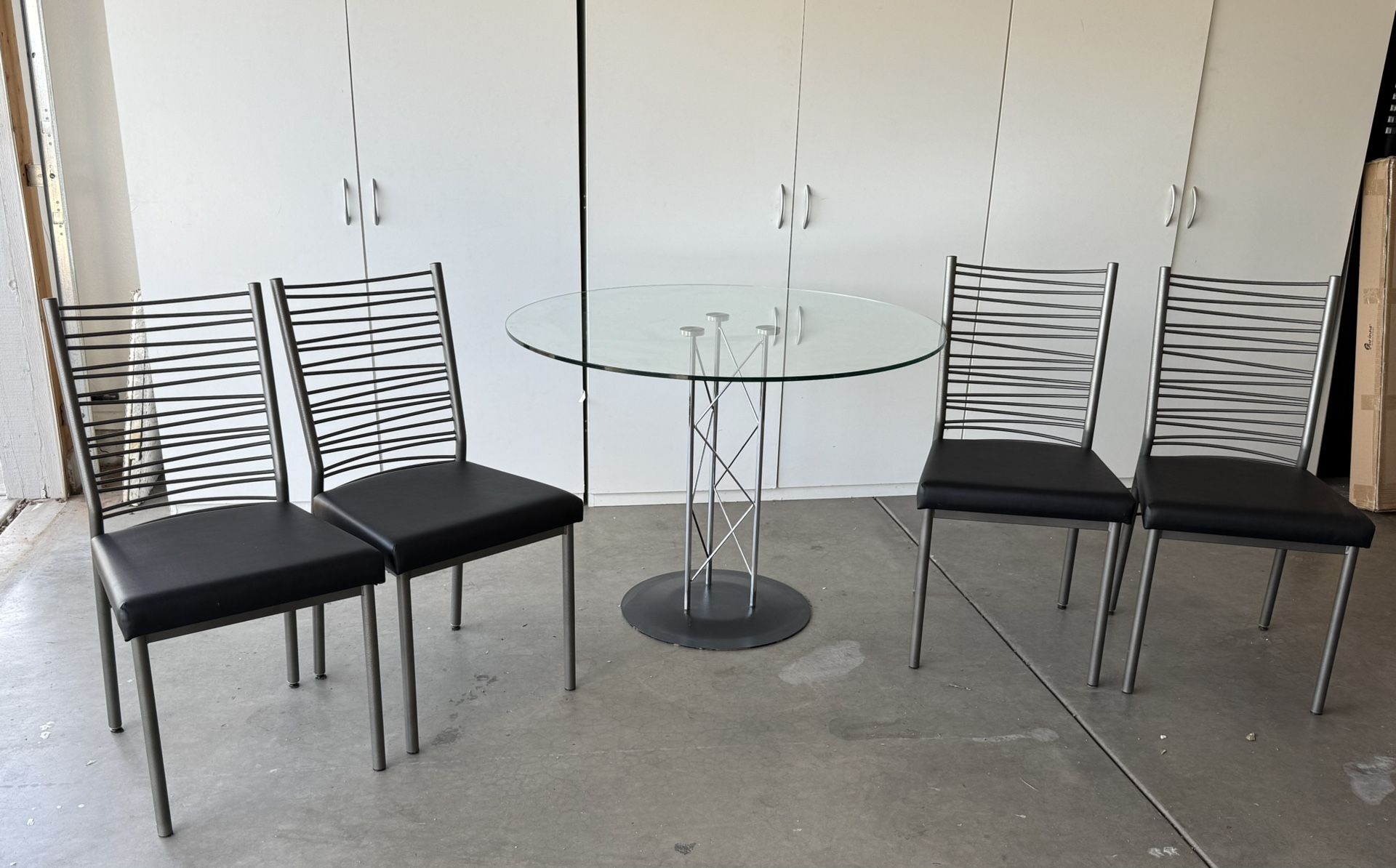 42" Round Glass Kitchen Table With four Chairs