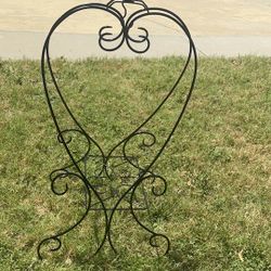 40.5 x 23 x 2 inche DURABLE DESIGN - Powder-coated ensures longevity. VERSATILE DISPLAY - Perfect for plants, wind chimes, and more! ELEVATE YOUR SPAC