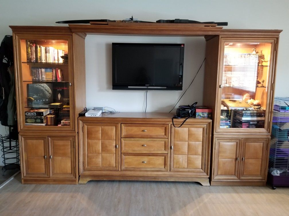 Thomasville entertainment center and hutch
