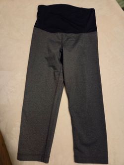 Ingrid and Isabel Maternity Capri Pants size Medium