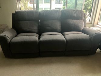 🦒 🛋️ Jerome’s Dual Reclining Sofa – Excellent Condition!