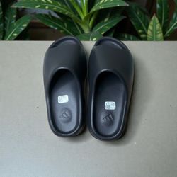 Yeezy Slides Size 9-11