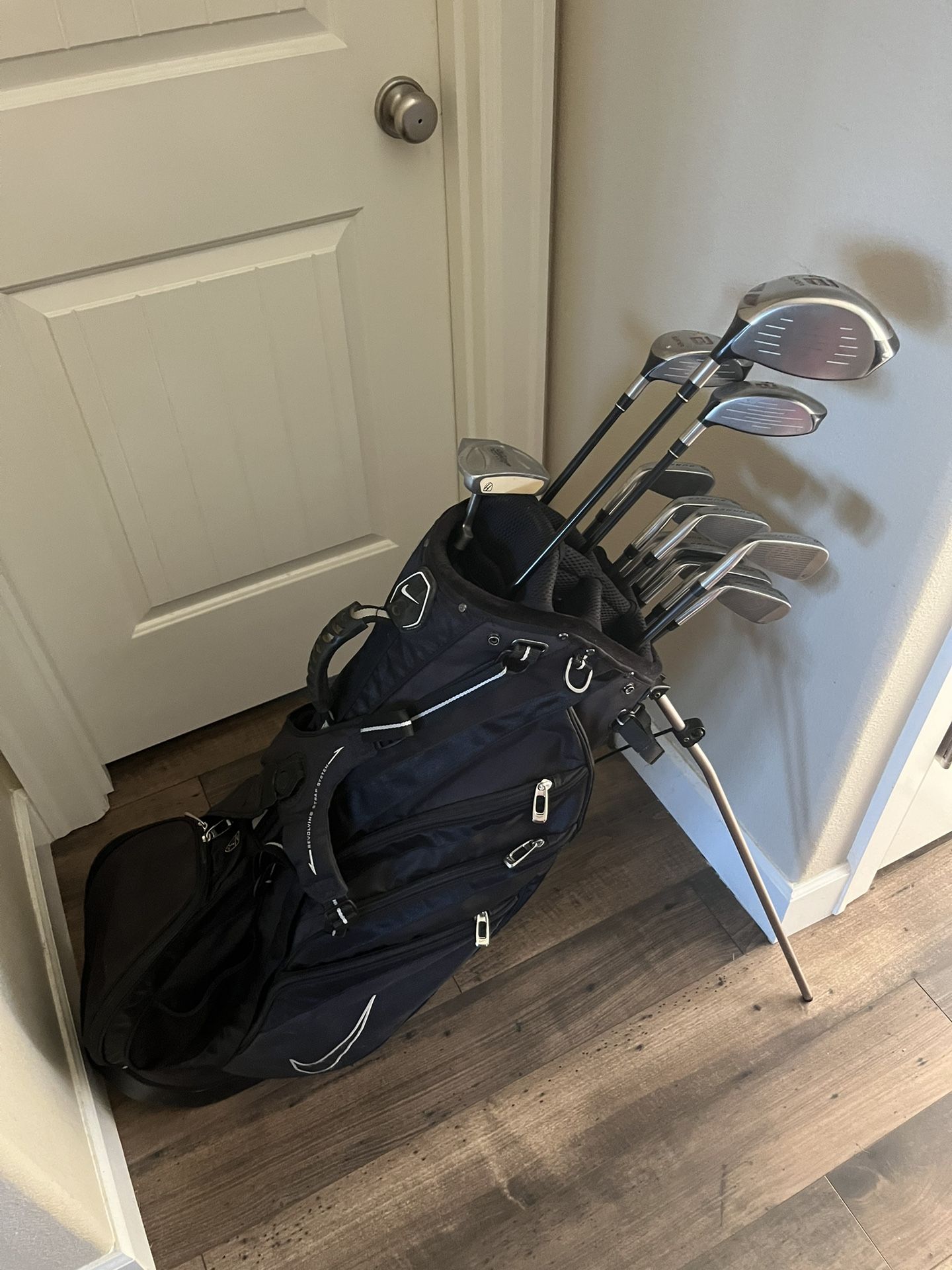Complete Set of Men’s Taylormade Golf Clubs with Nike Bag for Sale in