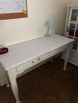 WHITE DESK WITH RUSTIC STYLE CHAIR