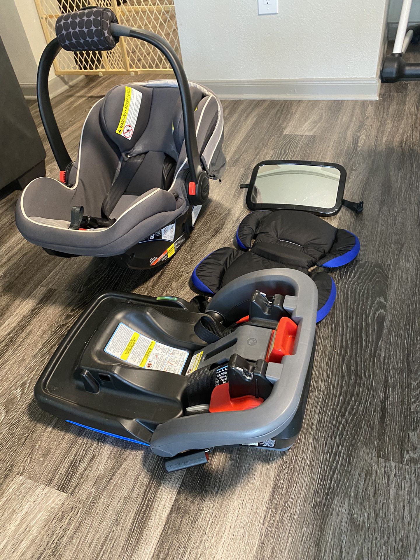 Graco Car Seat With Accessories 