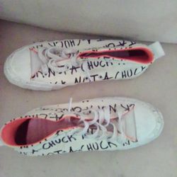 Woman's Converse Size 8