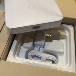 UCG-Ultra (Open Box - Like New) Ubiquiti Cloud Gateway 