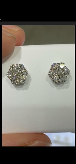 10k White Gold Diamond Cluster Earrings