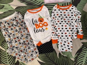 3 pairs of Halloween pajamas size 6, good condition. Long sleeve with pants.