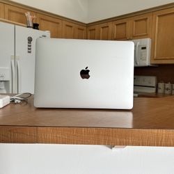 MacBook Pro (13-inch 16 gb ram , Two Thunderbolt 3 ports)