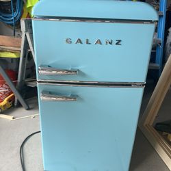Small Mini Fridge 