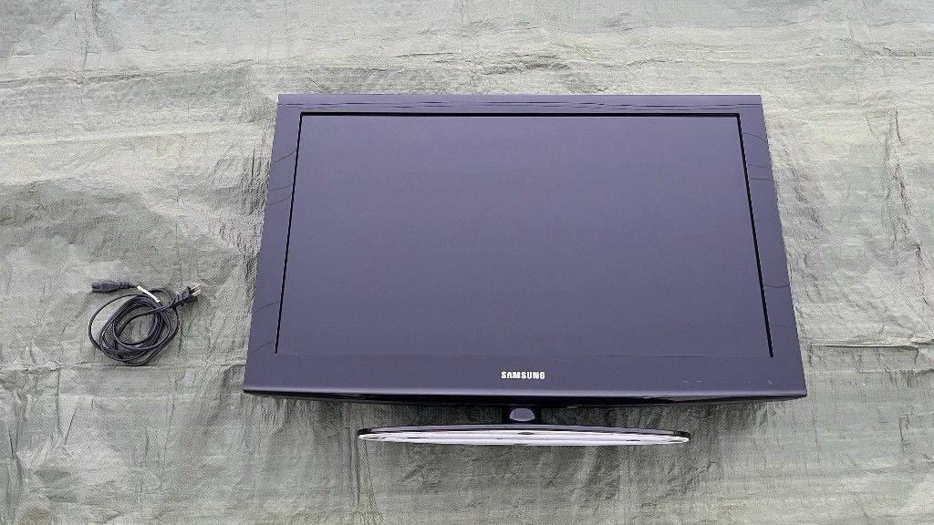 32" LCD 403 Series Samsung TV