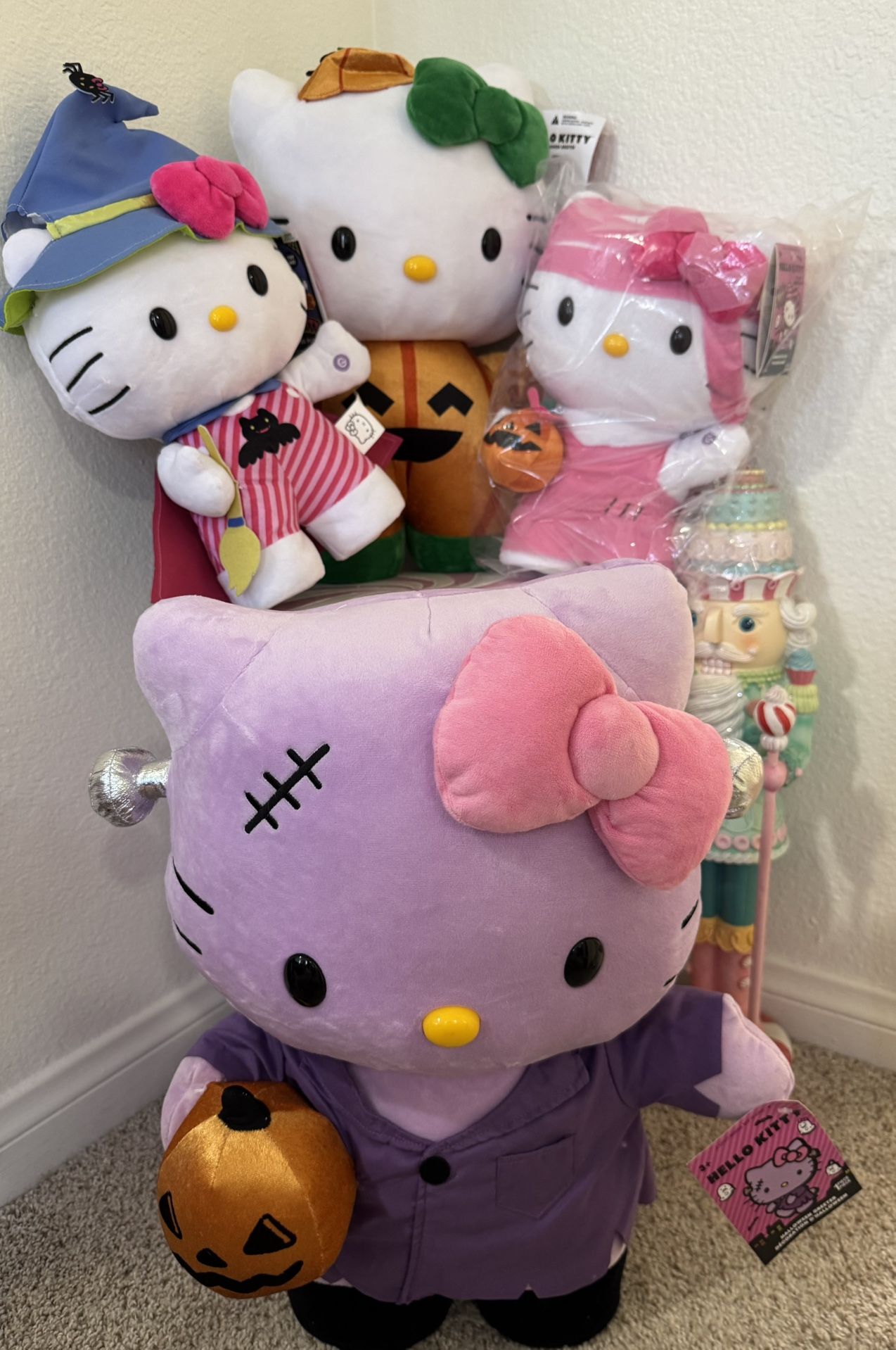 BUNDLE OF HALLOWEEN HELLO KITTY STEPPERS & GREETERS