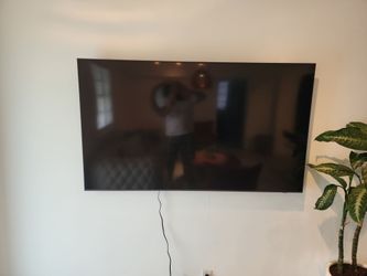 MOVING SALE , 70 INC SAMSUNG QLED