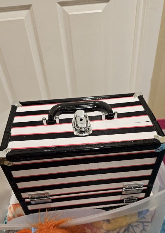 Train Case In Excellent Condition