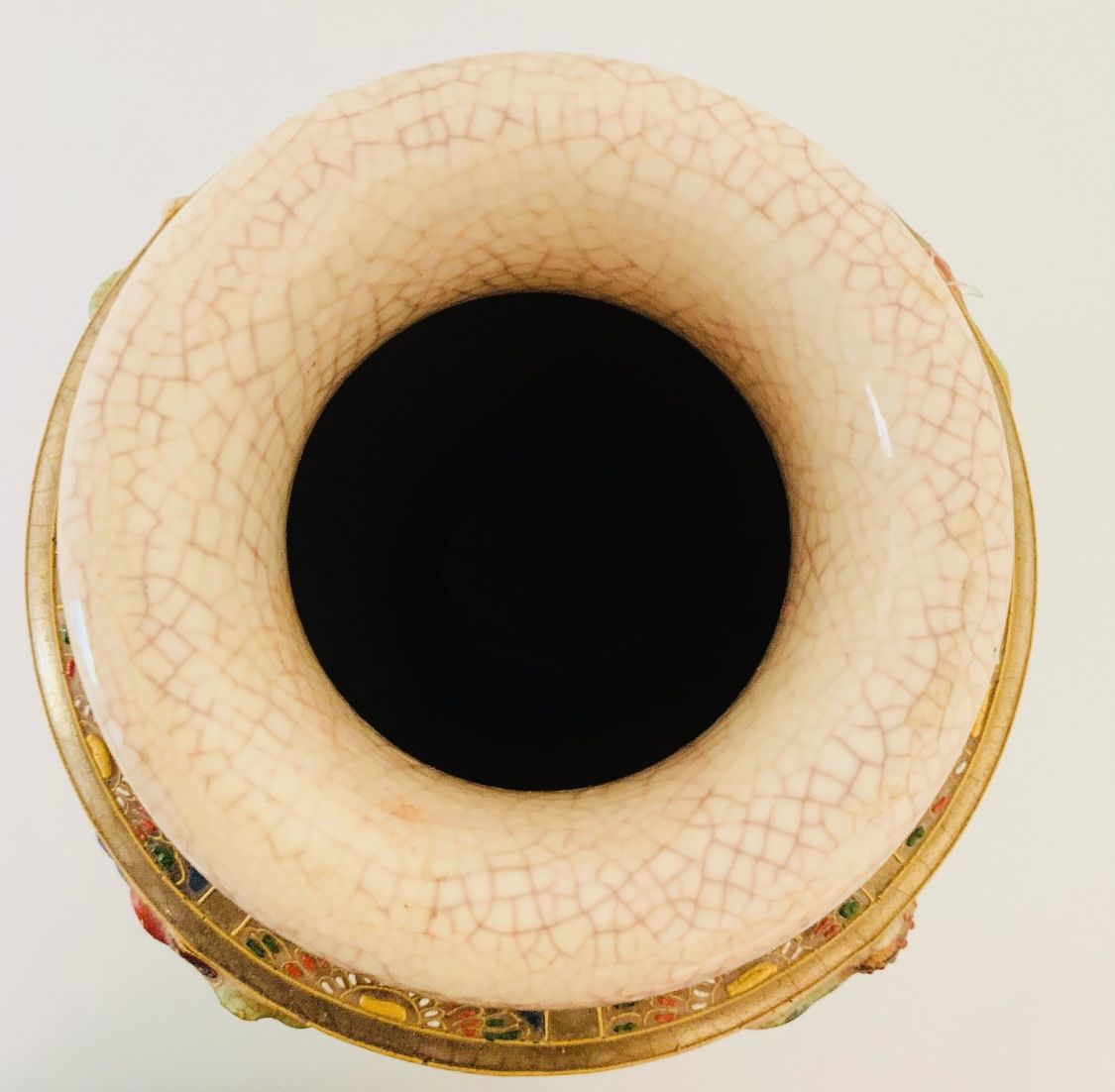 JAPANESE SATSUMA HAND PAINTED VASE WITH RAISED SAMURAIS AND GEISHAS
