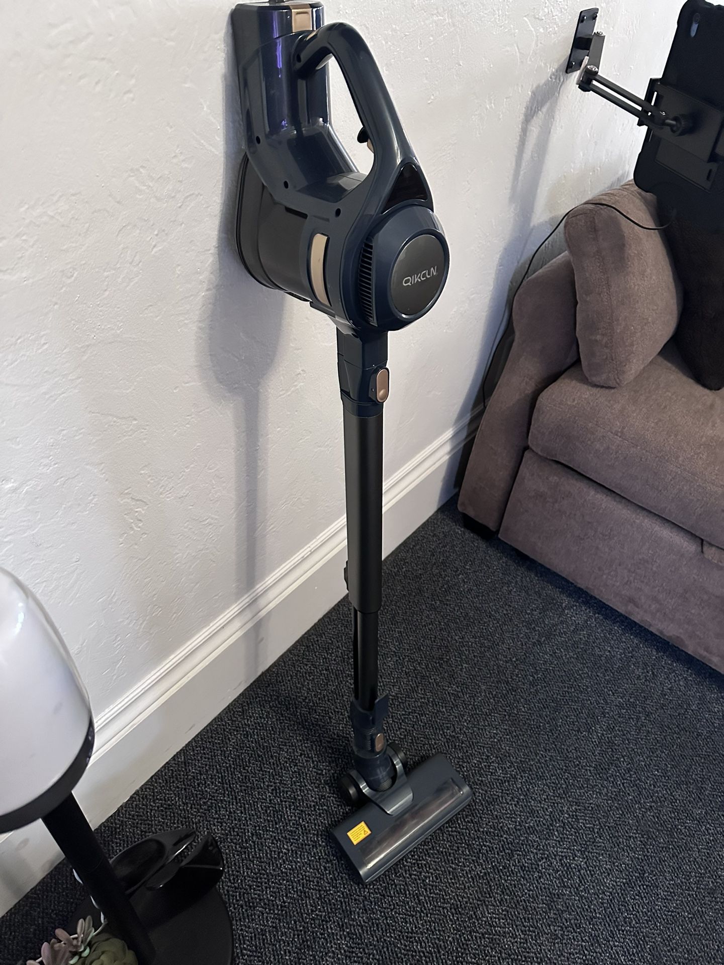 Cordless Vacuum The Make Is  ( OIKCLN )