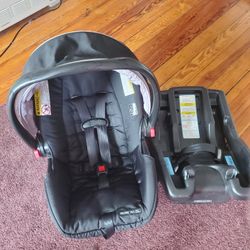 Greco quick to connect infant Carrier like new up to 30 pounds