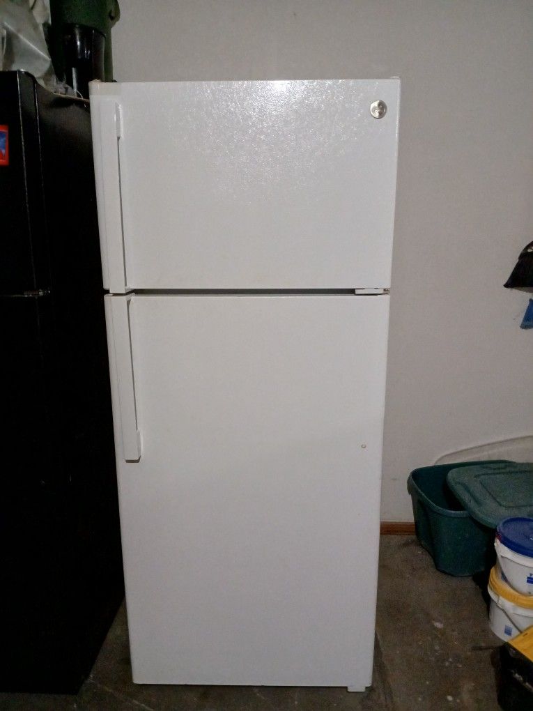 White GE Top Freezer Refrigerator