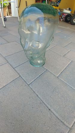 Wig mannequin glass