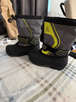 KAMIK size 11 kids snow boots excellent condition