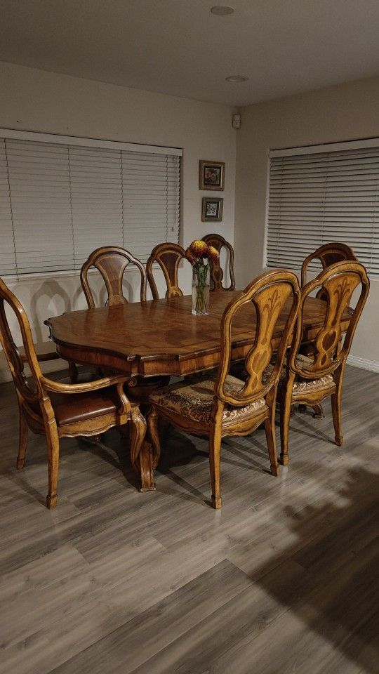 Drexel Heritage Dining Table With 8 Chairs