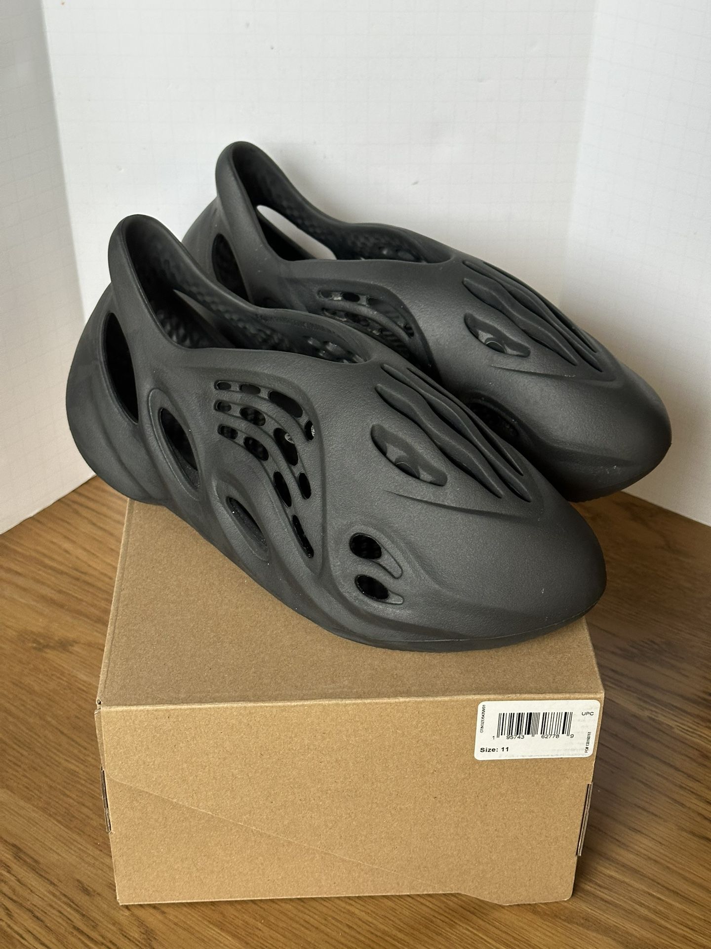 Adidas Yeezy Dark Onyx Men's Size 11 Foam Runner YZY Pre-owned VNDS HP8739