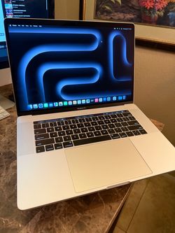 Apple MacBook Pro 15" FAST i7-7820HQ 2.90GHz 16GB Ram 512GB SSD, Beautiful Like New Condition