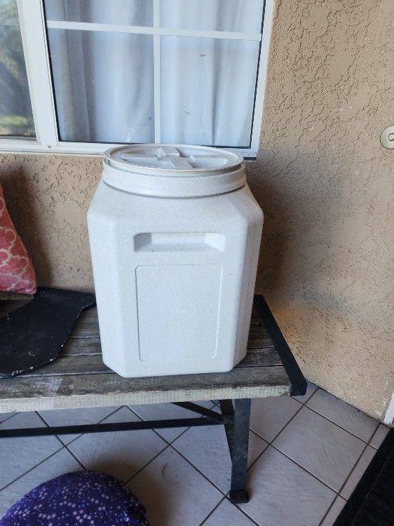 CONTAINER FOR DOG OR CAT FOOD 