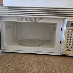 Microwave - Magic Chef microwave - large capacity