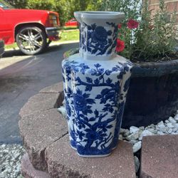 CHINESE BLUE AND WHITE PORCELAIN VASE