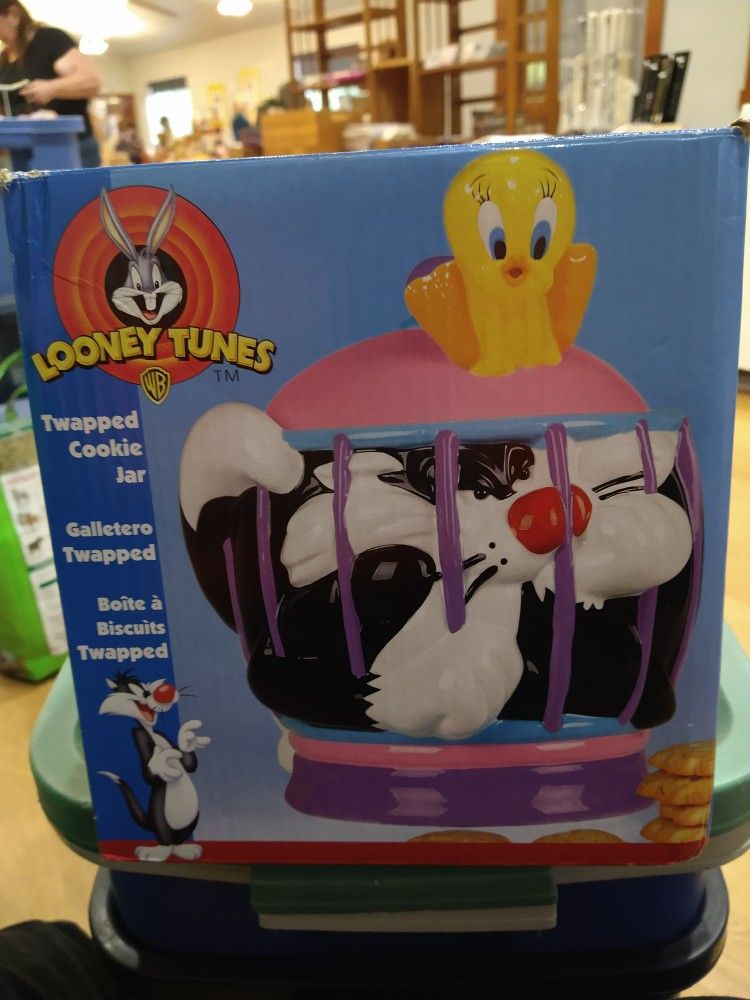 Looney Tunes "Twapped ". Cookie Jar