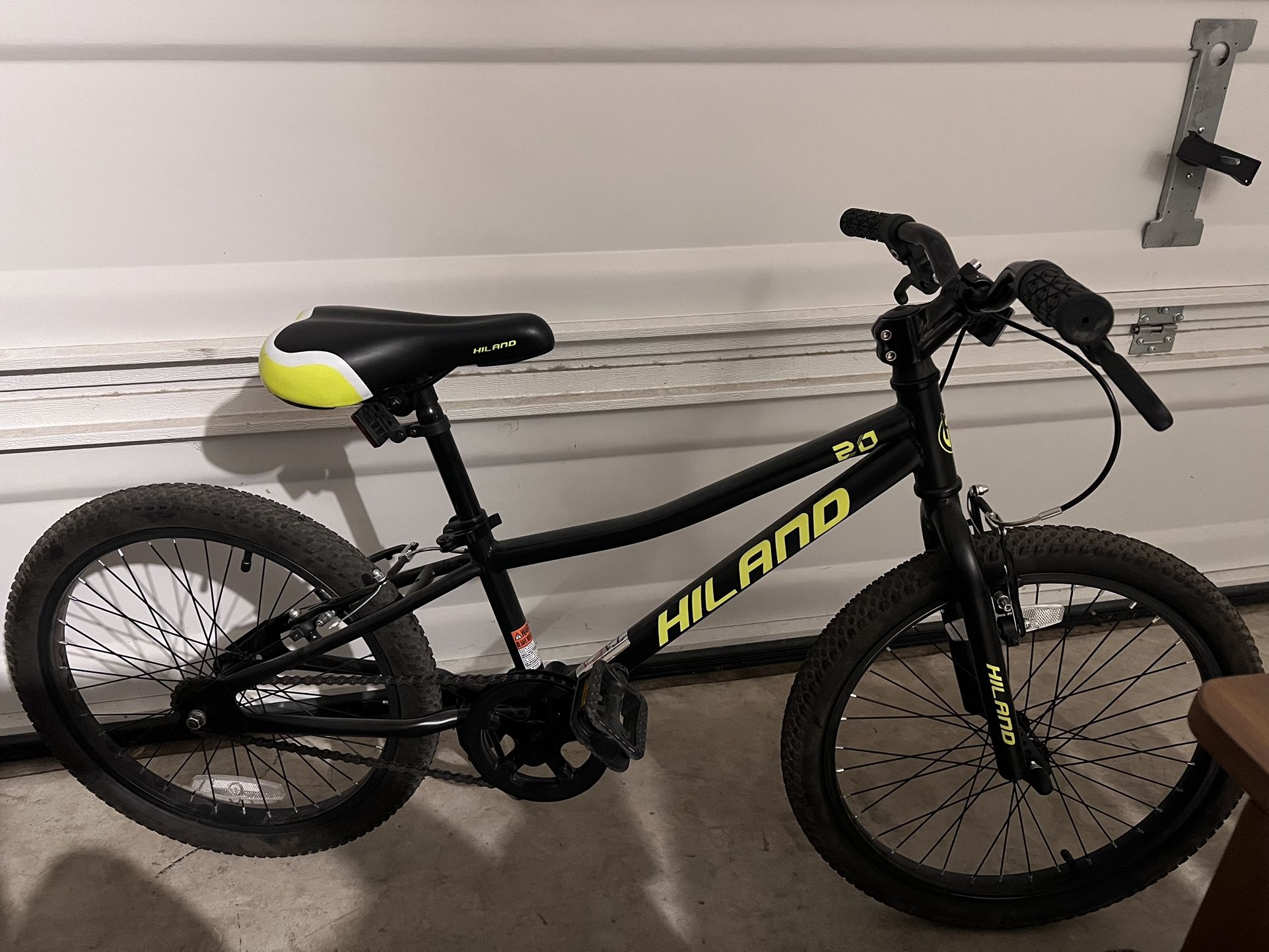 Hiland 20 inch Kids Mountain Bike for Girls Boys with Dual Handbrakes Kickstand, Black