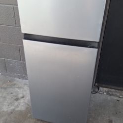 SMALL , REFRIGERATOR. HISENSE.$99