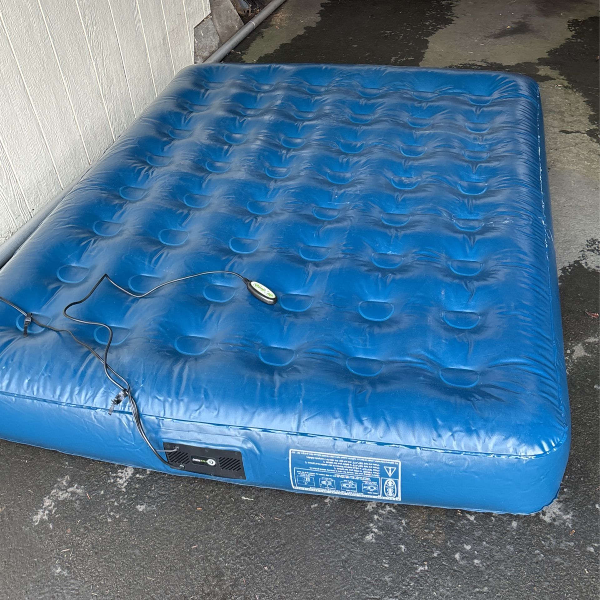 King Inflatable Air Mattress With Built In Inflation 